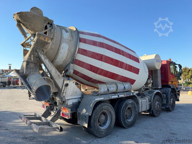 Betonblander lastbil Iveco trakker