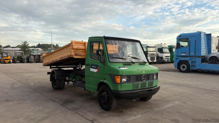 Tipper 3 côtés Mercedes-Benz Vario 408 (MANUAL PUMP / TIPPER / POMPE MANUELL...