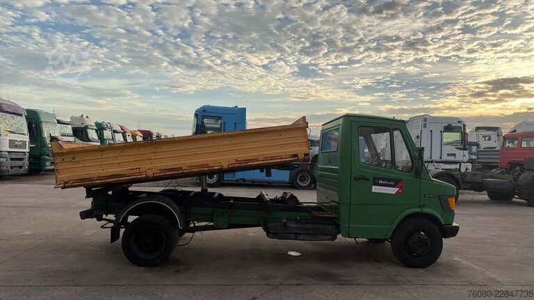 Tipper 3 côtés Mercedes-Benz Vario 408 (MANUAL PUMP / TIPPER / POMPE MANUELL...