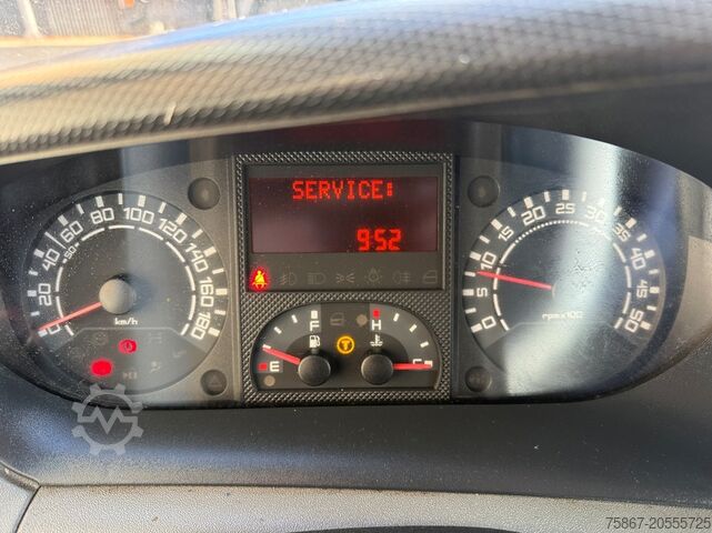 Camión con carrocería fija Iveco