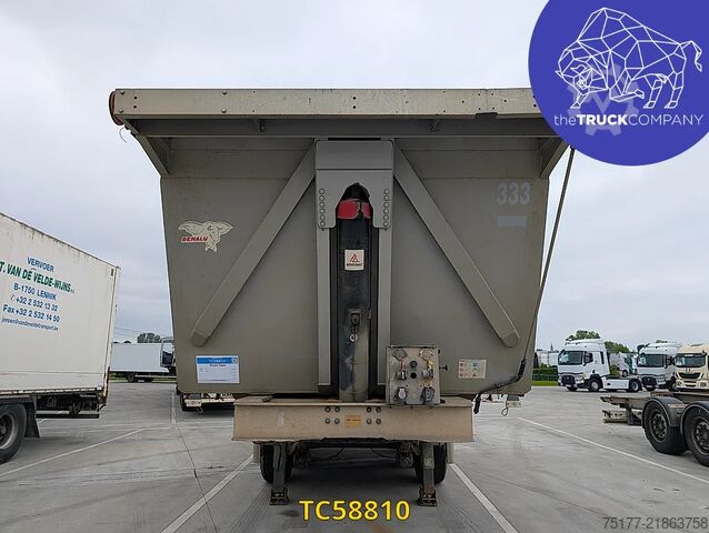 Camion de gunoi Benalu 