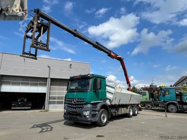 Ciężarówka z płaską platformą MERCEDES-BENZ Arocs 2648 6x2 3-Achs Kipper Heckkran Funk