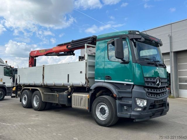 Ciężarówka z płaską platformą MERCEDES-BENZ Arocs 2648 6x2 3-Achs Kipper Heckkran Funk