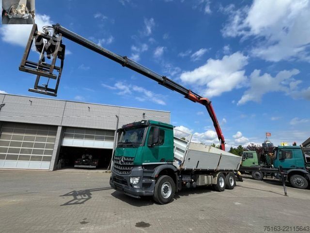 Ciężarówka z płaską platformą MERCEDES-BENZ Arocs 2648 6x2 3-Achs Kipper Heckkran Funk