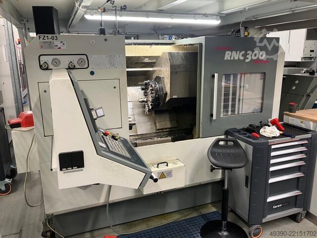 Torno CNC com ferramentas acionadas e eixo Y; comando CNC FANUC Series 18i-TB, centro de usinagem (B MONFORTS RNC 300 MultiTurn