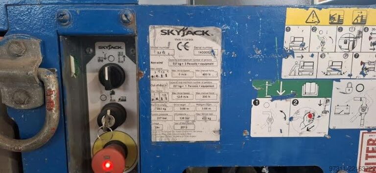 Plataforma elevatória SkyJack SJ12