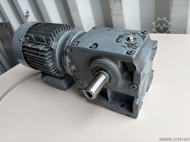 SEW-EURODRIVE S40DT71D-4 0,37 kW 69 obr./min 43 Nm i=20,3 3-fazni SEW-EURODRIVE S40DT71D-4 0,37 kW 69 obr./min 43 Nm i=20,3 3-fazowy SEW-EURODRIVE S40DT71D-4 0,37 kW 69 obr./min 43 Nm i=20,3 3-fazowy