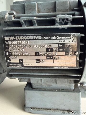 SEW-EURODRIVE S40DT71D-4 0,37 kW 69 obr./min 43 Nm i=20,3 3-fazni SEW-EURODRIVE S40DT71D-4 0,37 kW 69 obr./min 43 Nm i=20,3 3-fazowy SEW-EURODRIVE S40DT71D-4 0,37 kW 69 obr./min 43 Nm i=20,3 3-fazowy