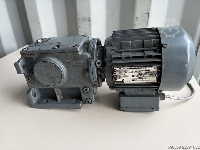 SEW-EURODRIVE S40DT71D-4 0,37 kW 69 obr./min 43 Nm i=20,3 3-fazni SEW-EURODRIVE S40DT71D-4 0,37 kW 69 obr./min 43 Nm i=20,3 3-fazowy SEW-EURODRIVE S40DT71D-4 0,37 kW 69 obr./min 43 Nm i=20,3 3-fazowy