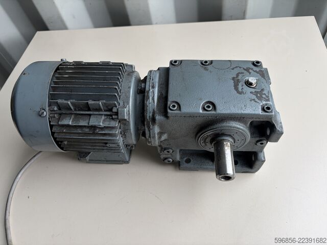 SEW-EURODRIVE S40DT71D-4 0,37 kW 69 obr./min 43 Nm i=20,3 3-fazni SEW-EURODRIVE S40DT71D-4 0,37 kW 69 obr./min 43 Nm i=20,3 3-fazowy SEW-EURODRIVE S40DT71D-4 0,37 kW 69 obr./min 43 Nm i=20,3 3-fazowy