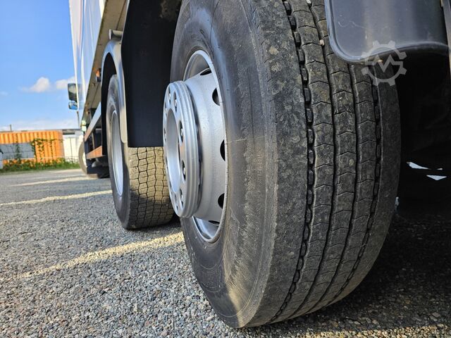 Truck with refrigerated box VOLVO FM330 6x2 FRIGOBLOCK Multizone Lenk u. L