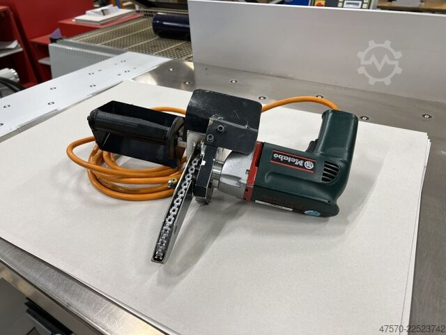 Kivágott ívek tisztítóberendezése Device for cleaning die-cut sheets Device for cleaning die-cut sheets