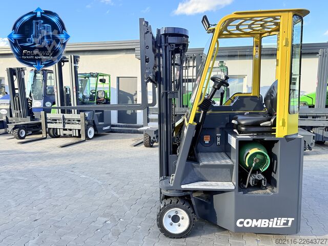Carretilla retráctil de 4 vías Combilift CB3000 GAS TRIPLEX 4900 CABIN POSITIONER