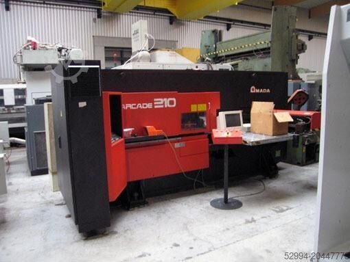 Stans- en stanspers voor dunne metaalplaat Amada Arcade 210 CNC