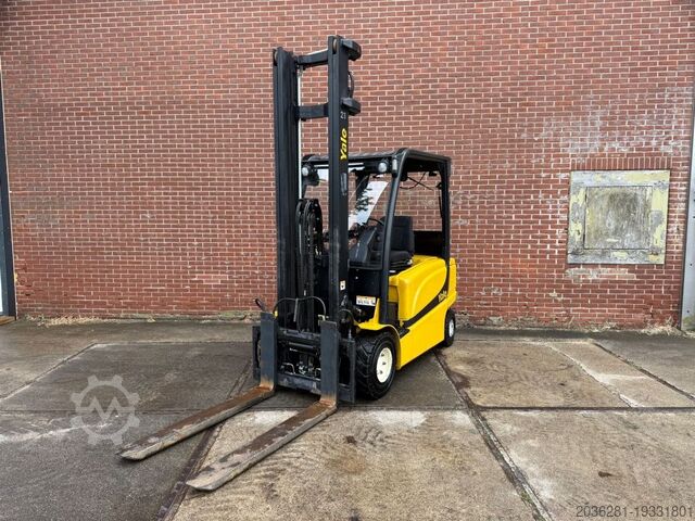 Elektrikli 4 tekerlekli forklift Yale ERP35VL F2945