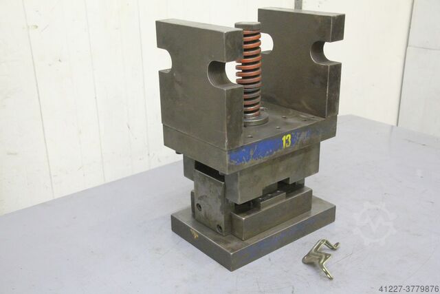 Outil de poinçonnage avec fonction de pliage unbekannt 300/205/H445 mm