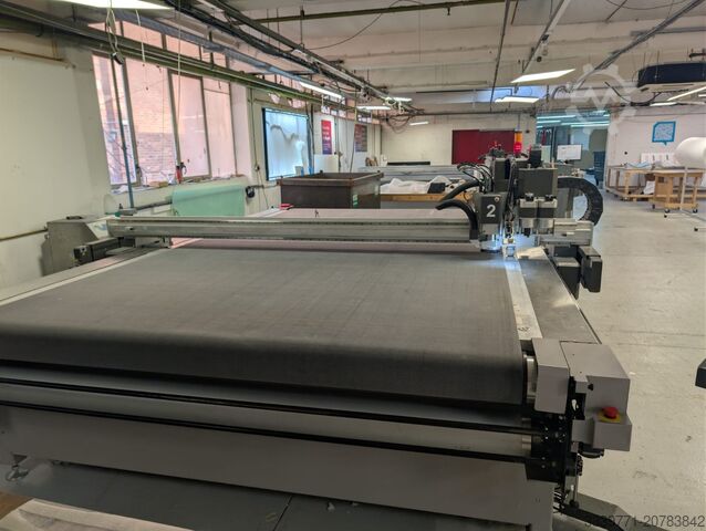 Cutting Machine Blackman and White Versatech