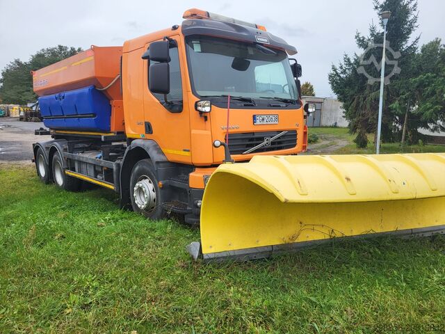 Ciężarówka z posypywarką do soli Volvo FE 340
