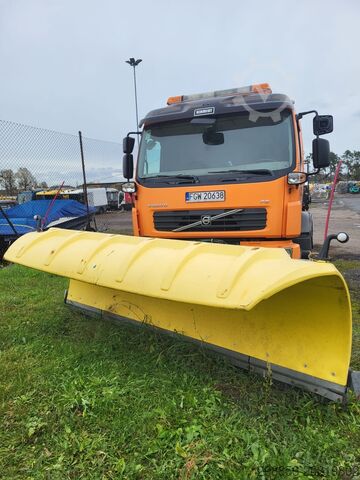 Ciężarówka z posypywarką do soli Volvo FE 340