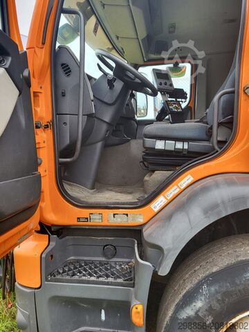 Ciężarówka z posypywarką do soli Volvo FE 340