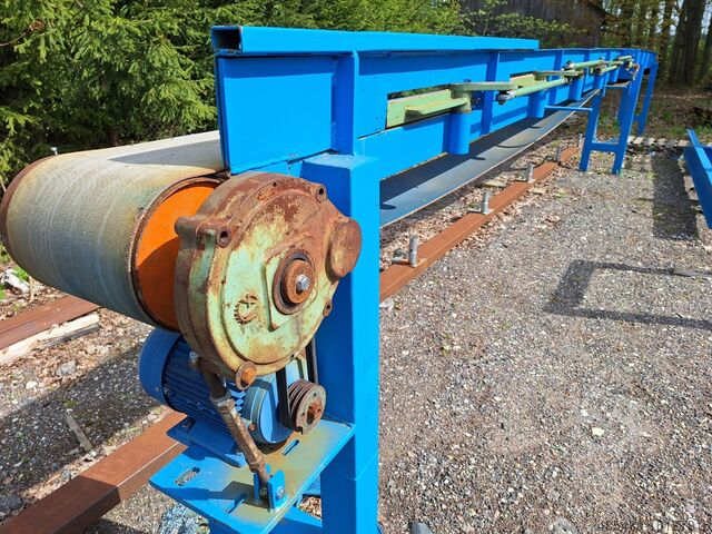 Transportator cu bandă cu 5 kickeri  