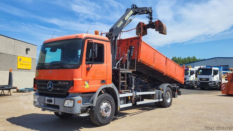 Wywrotka z dźwigiem Mercedes-Benz Actros 1932