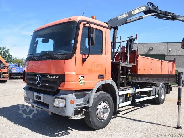 Wywrotka z dźwigiem Mercedes-Benz Actros 1932
