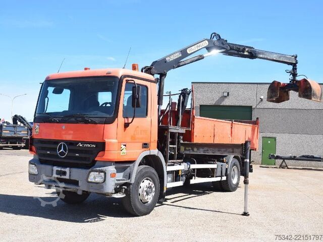 Wywrotka z dźwigiem Mercedes-Benz Actros 1932