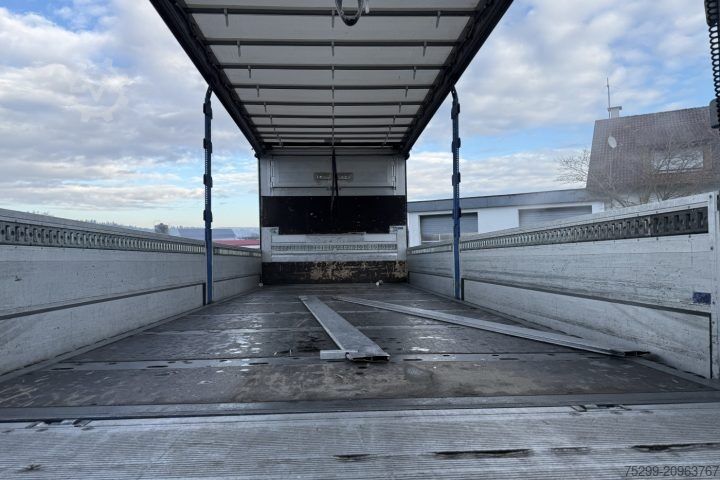 Valníkový nákladní automobil s plachtou Renault D Wide 18.320 4x2 Plane/HB  / Swiss-Vehicle