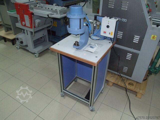 Ösmaschine Eyeletting machine for advertising banners