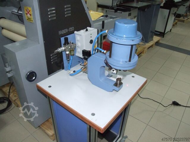 Ösmaschine Eyeletting machine for advertising banners