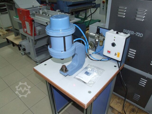 Ösmaschine Eyeletting machine for advertising banners