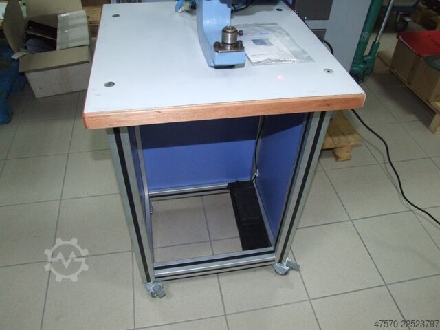 Ösmaschine Eyeletting machine for advertising banners