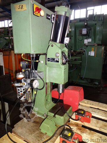 Pneumatikus sajtó SCHMIDT Typ 32