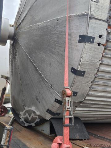 Tárolótartály 32000l Insulated stainless steel tank with a side-mount propeller agitator