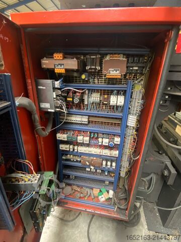 Amada Promecam kantpers met een perskracht van 200 ton amada promecam STPC200