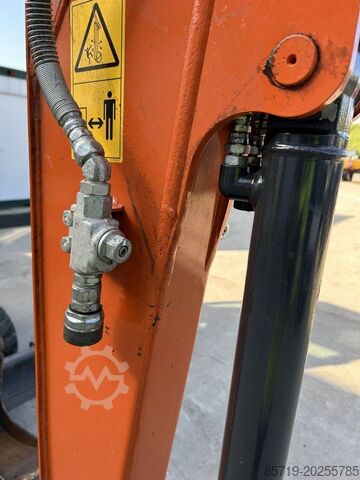 Minikoparka Hitachi ZX26U-6 (9989)