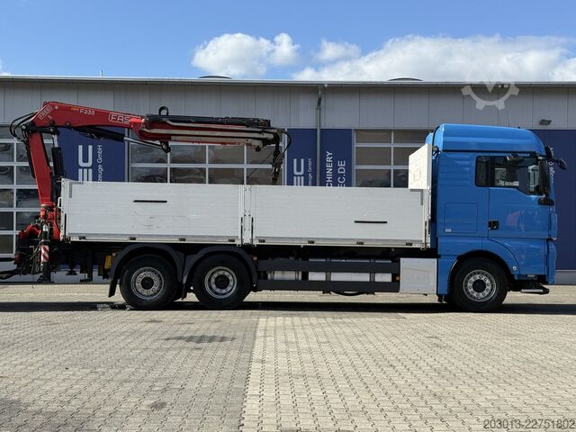 Ciężarówka z płaską platformą MAN TGX 26.470 Euro 6 Abrollkipper mit Ladekran