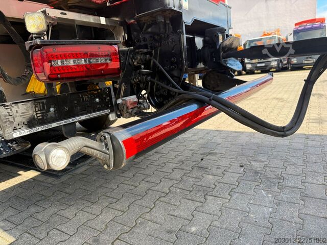 Ciężarówka z płaską platformą MAN TGX 26.470 Euro 6 Abrollkipper mit Ladekran
