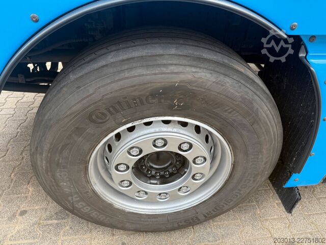Ciężarówka z płaską platformą MAN TGX 26.470 Euro 6 Abrollkipper mit Ladekran