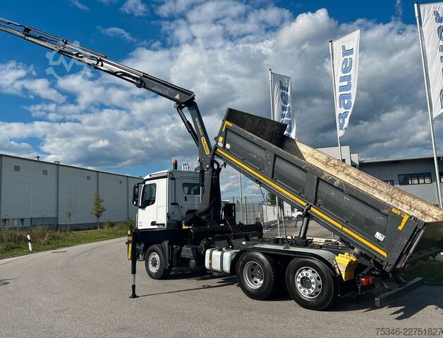 Trójstronna wywrotka MERCEDES-BENZ Arocs 2545 Kipper/Kran/6x4-4/Lenkachse/128 tkm