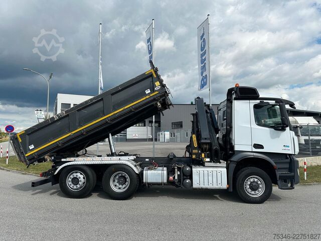 Trójstronna wywrotka MERCEDES-BENZ Arocs 2545 Kipper/Kran/6x4-4/Lenkachse/128 tkm