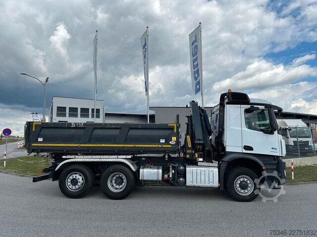 Żuraw samochodowy MERCEDES-BENZ Arocs 2545 Kipper/Kran/6x4-4/Lenkachse/128 tkm