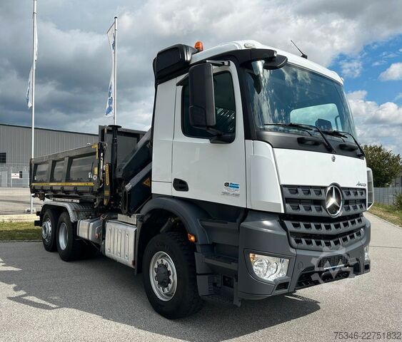 Żuraw samochodowy MERCEDES-BENZ Arocs 2545 Kipper/Kran/6x4-4/Lenkachse/128 tkm