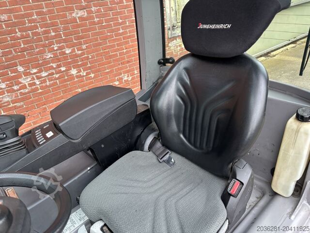 Elektryczny wózek widłowy 3 kołowy Jungheinrich EFG 216k