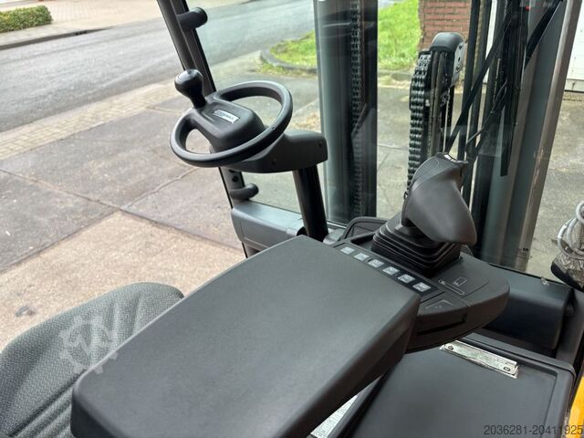 Elektryczny wózek widłowy 3 kołowy Jungheinrich EFG 216k