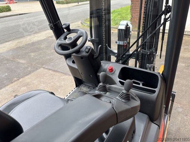 Elektrische vorkheftruck 3 wielen Linde E16L-02