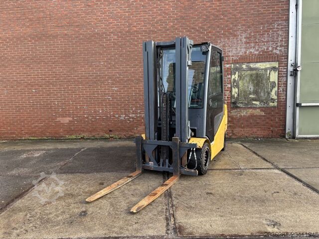 Electric 4-wheel forklift Caterpillar 2EP6000