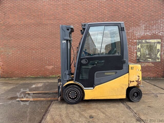 Electric 4-wheel forklift Caterpillar 2EP6000