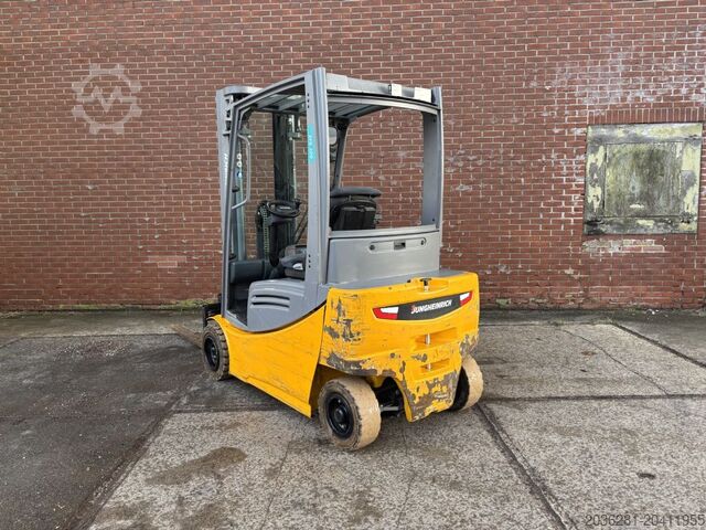 Electric 4-wheel forklift Jungheinrich EFG 320